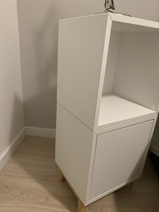 Duas mesas de cabeceira brancas