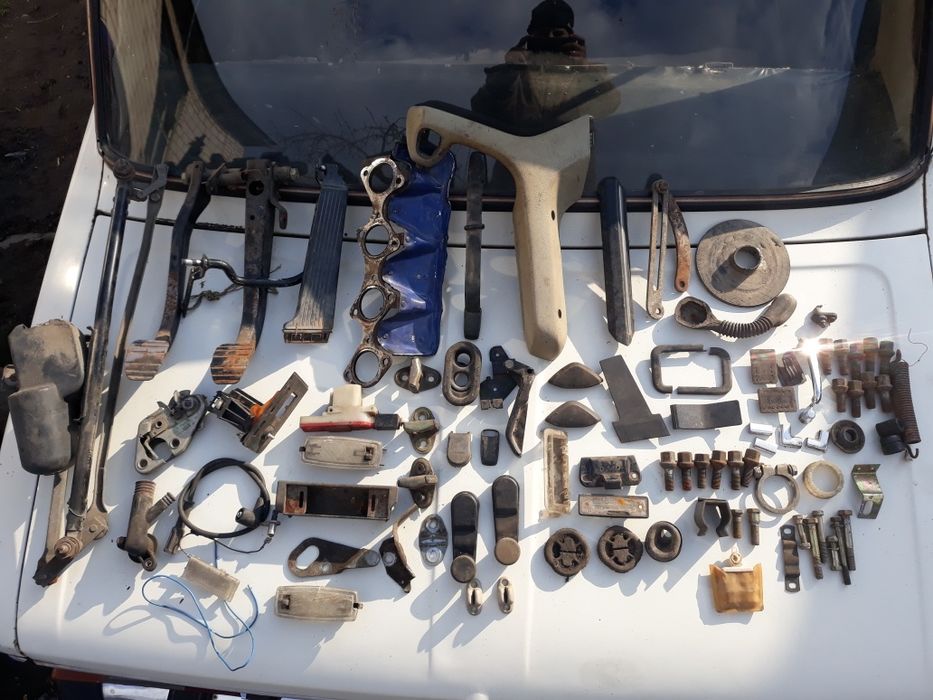 Продам Двері БМВ Є30 є ще інші різні запчастини деталі по тел.