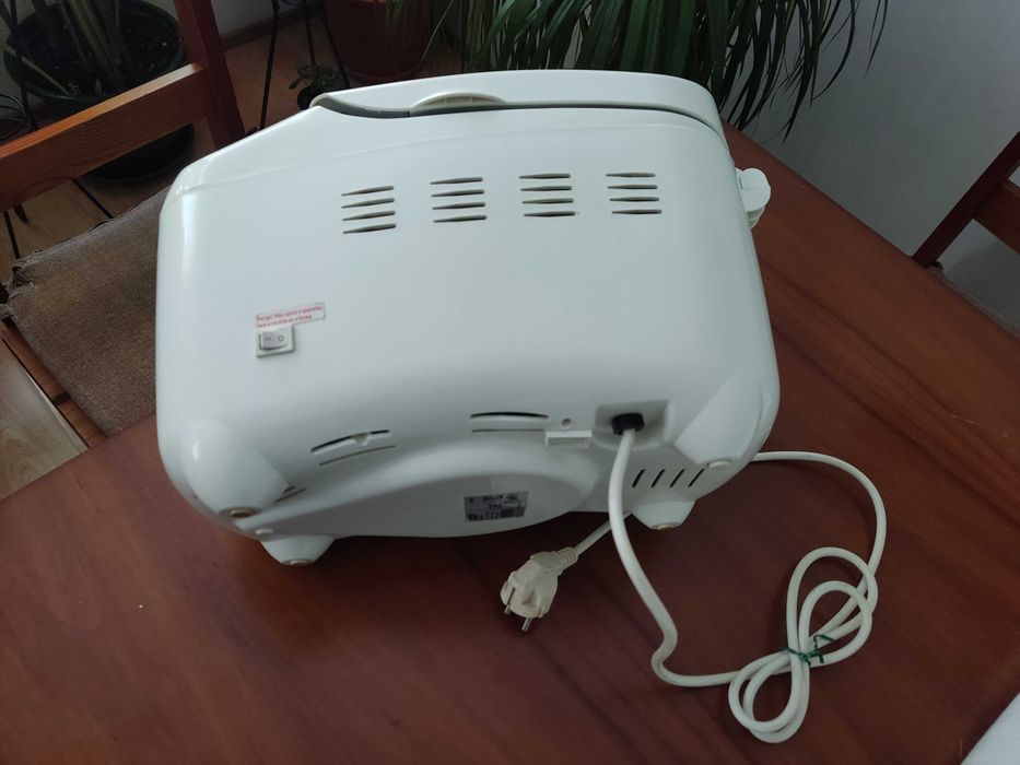 Máquina de fazer pão Quigg funcional (sem cuba nem misturadoras)