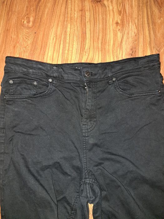 Czarne jeansy elastyczne Sinsay damskie 42 z rozdarciami rurki