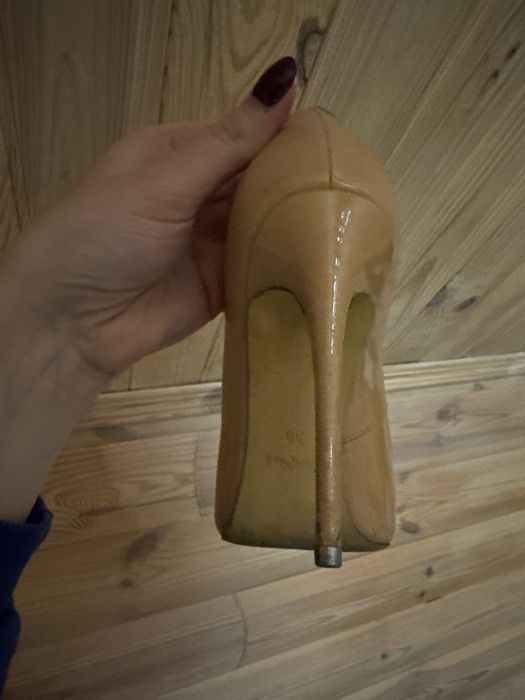 Туфлі на підборах