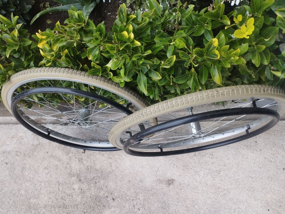Vendo duas  rodas de cadeira de rodas . Em excelente estado.