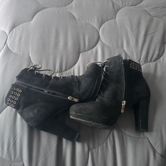 Botins Pretos com salto alto