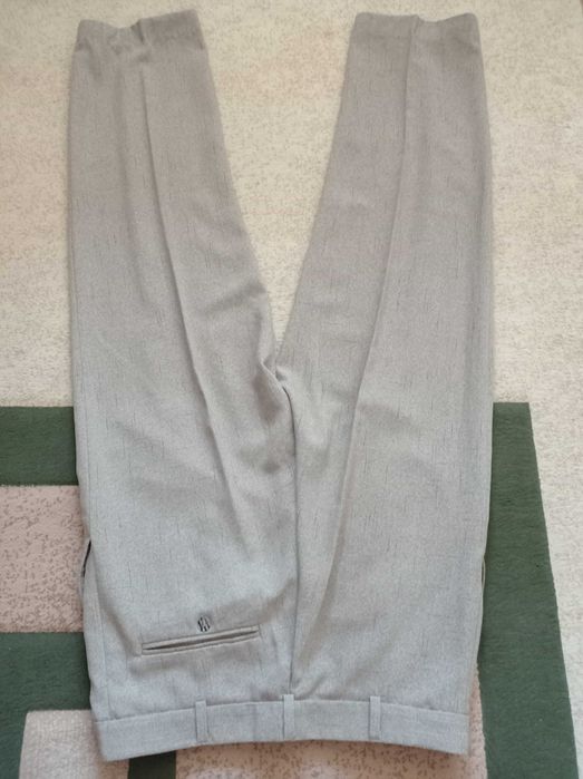 Продам чоловічі брюки та 2 жіночі кофти в гарному стані