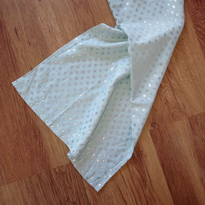 Błękitne spodnie w srebrny print 38