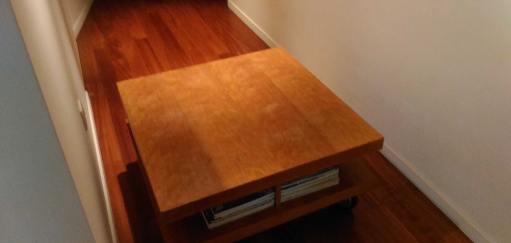 Mesa de centro em madeira de cerejeira.