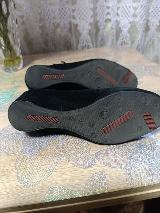 Продам недорого женскую обувь или обменяю на зерно.