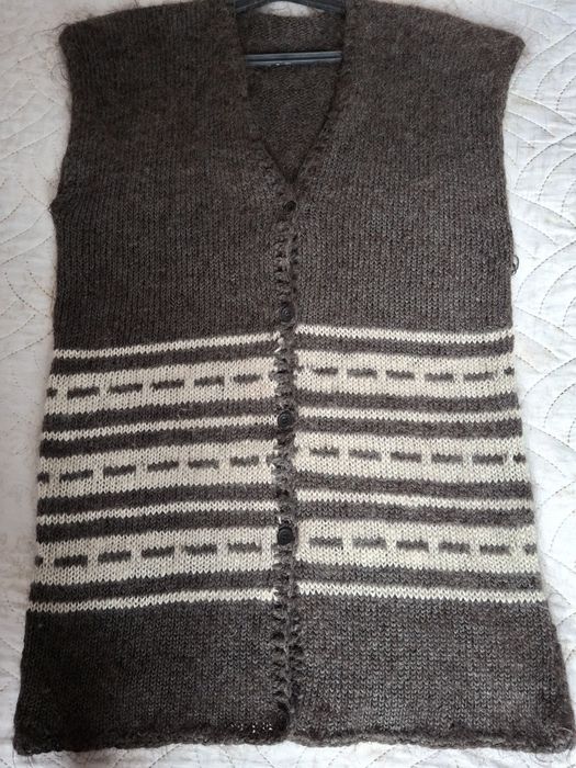 Вязаный женский пуховый жилет ( пух козы)