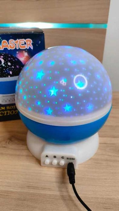 Projektor gwiazd, księżyca i nieba – obrotowa lampka nocna dla dzieci