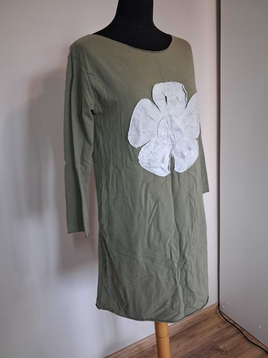 Sukienka khaki z dużym białym kwiatem - 100% bawełna