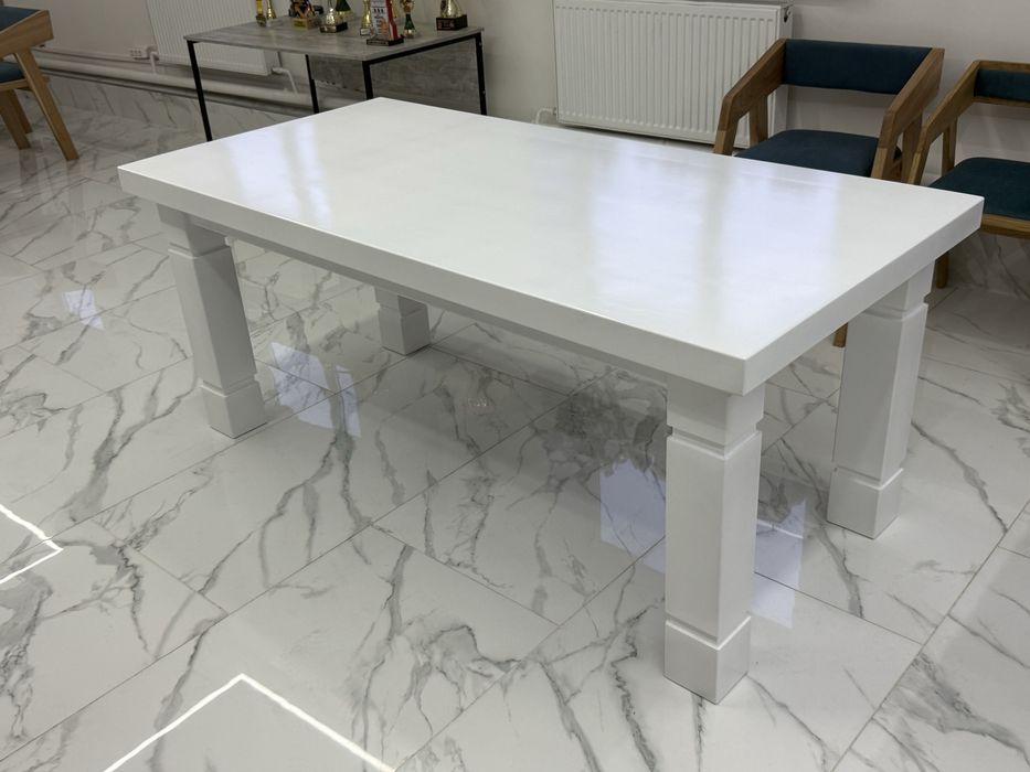 Стіл новий із дерева