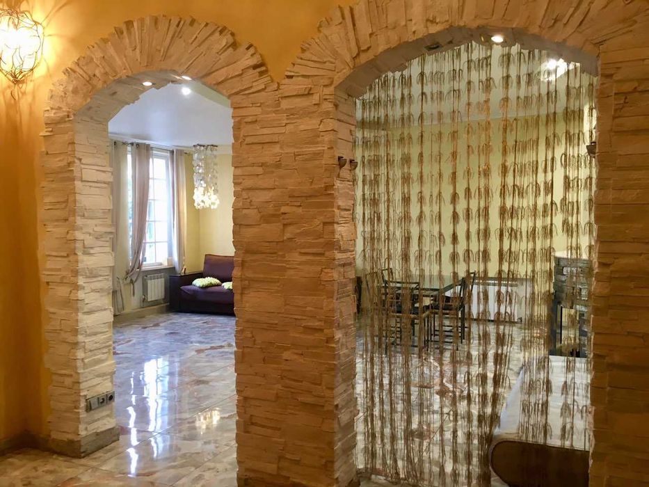 Дом 450 кв. До 35 человек. Сауна, беседка, теннис, генератор, бассейн.