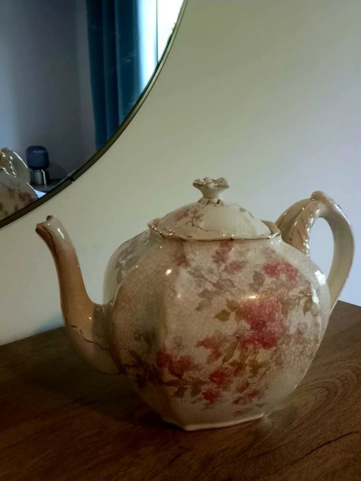 Bule antigo com bico quebrado