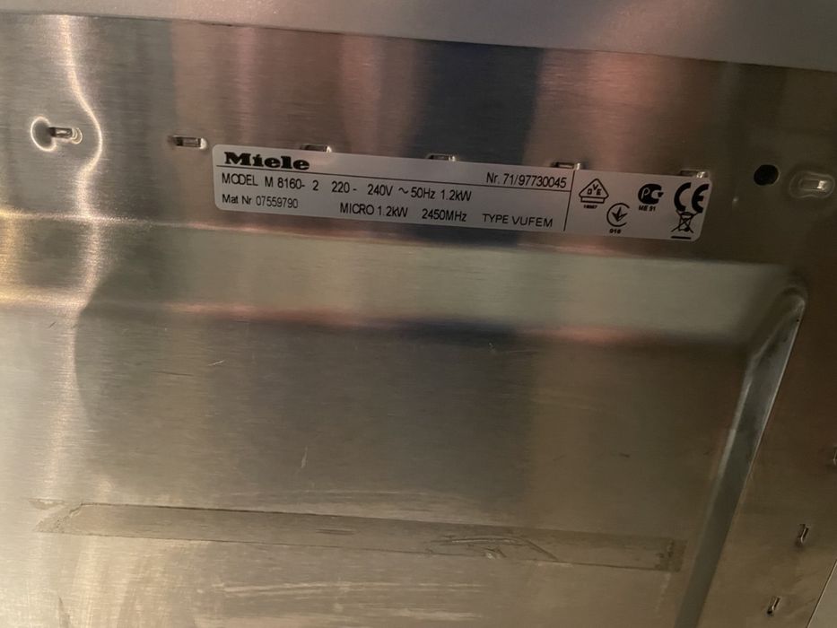 Мікрохвильова піч Miele M 8160-2