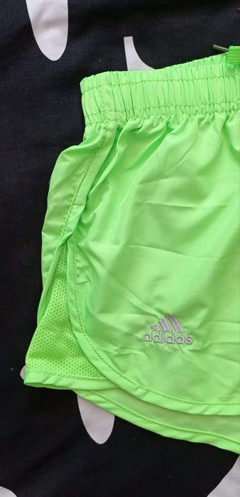 Neonowe cienkie szorty logowane Adidas