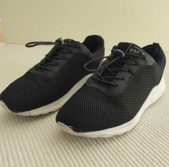 Buty_RESERVED_roz.39_lekkie sneakersy_biała podeszwa_bez wiązania