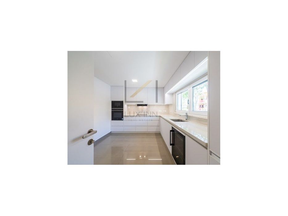 Moradia de Luxo T4 , São Pedro Do Estoril, com Piscina e Garagem