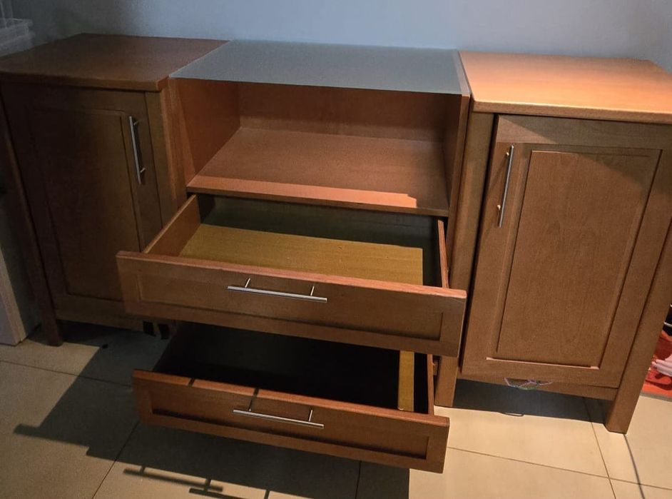 Móvel aparador de madeira