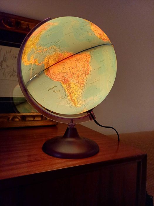 Globo Escolar iluminado