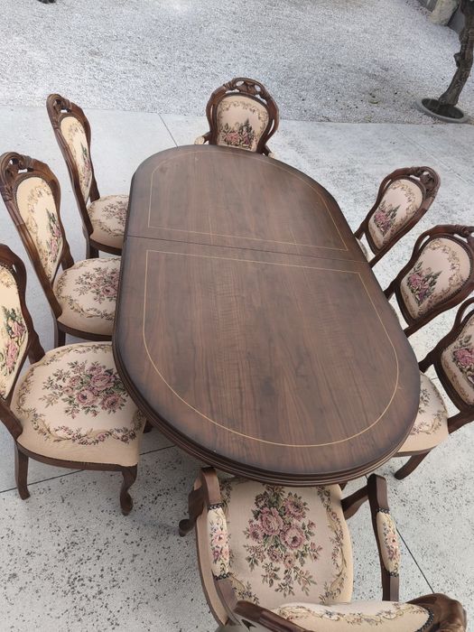 Mesa em madeira maciça com 8 cadeiras