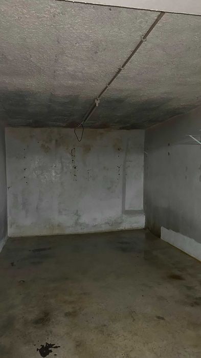Garagem Fechada _ Praça da Galiza