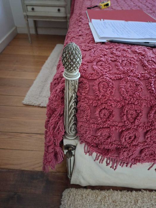 Cama de casal estilo Luís XVI com cabeceira em palhinha