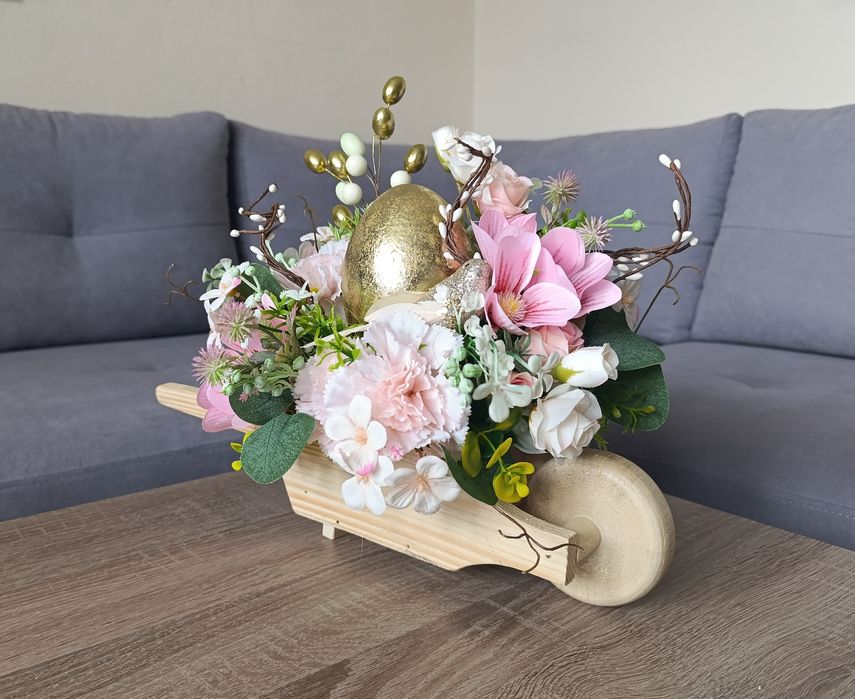 Stroik wielkanocny ze złotym jajem. Taczki. Dekoracja na Wielkanoc