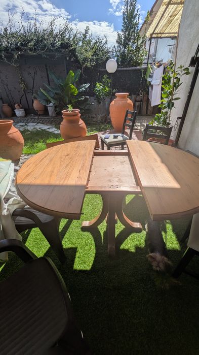 Mesa de jantar redonda extensível em madeira maciça feita em casa por nós.