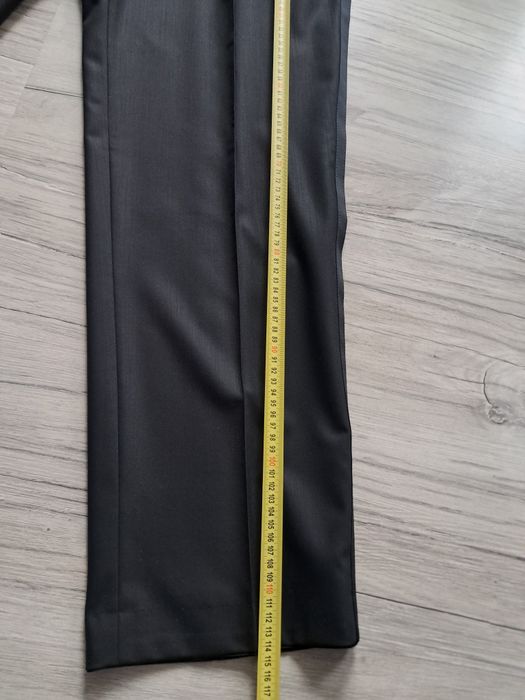 Elegancki czarny garnitur męski