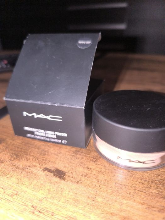 Puder sypki z drobinkami firmy MAC