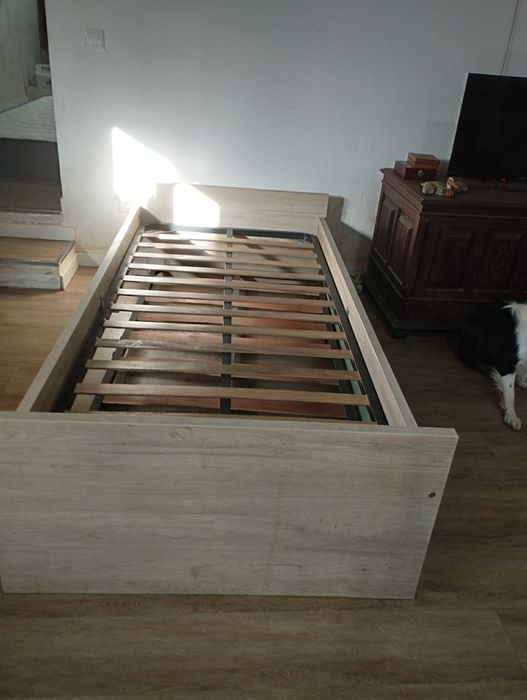 Cama solteiro como nova com  um segundo estrado