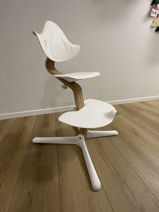 Krzeslło Stokke nomi w kolorze bialym