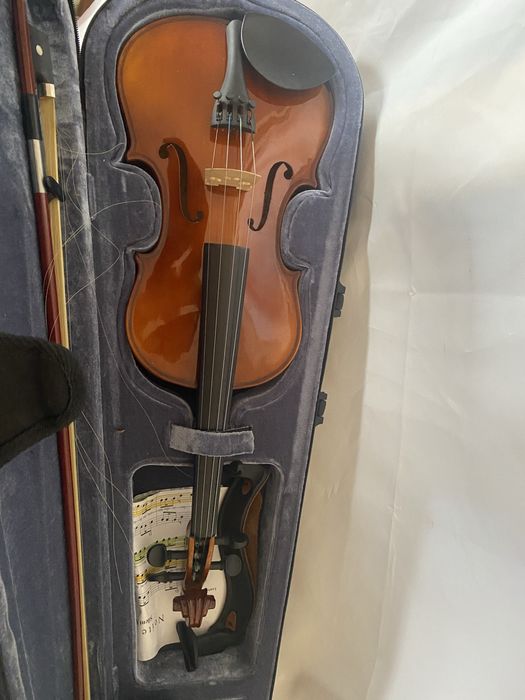 Violino a funcionar no estojo original