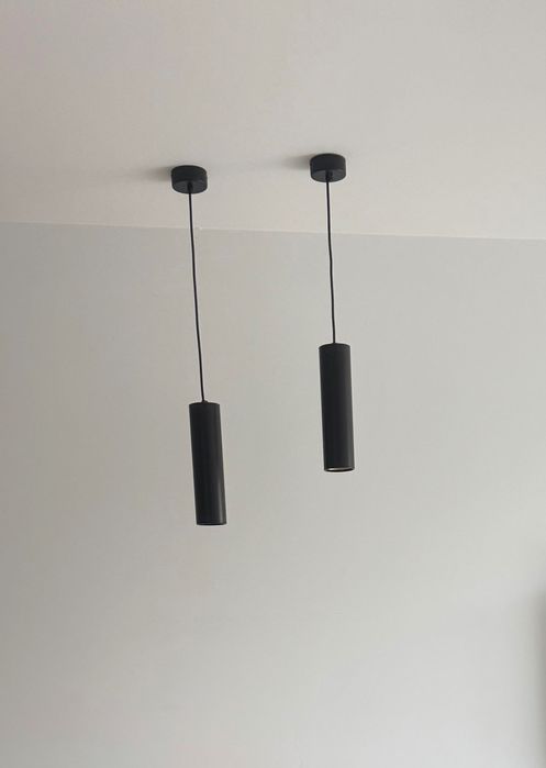 2 Lampy sufitowe, czarne, złote obręcze.