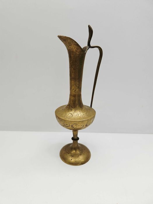 Mosiężny dzbanek dekoracyjny – grawerowany, orientalny styl