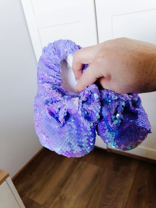 Kapcie cekinowe sinsay