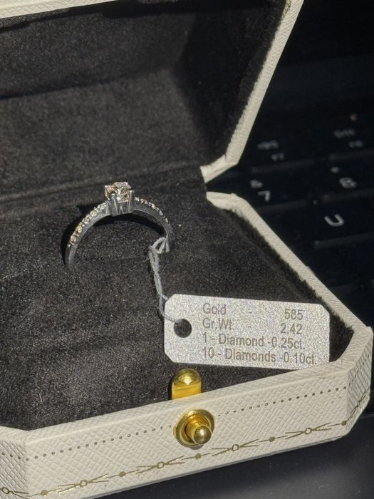 Продається каблучка з білого золота