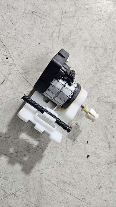 Silniczek prawy lampy bi xenon opel astra j IV 4 insignia a