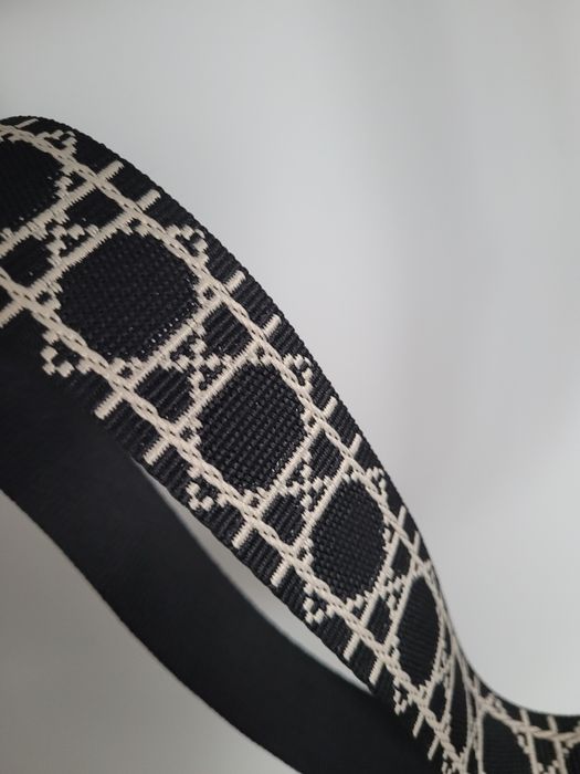 Torebka czarna nerka na pasku na zamku