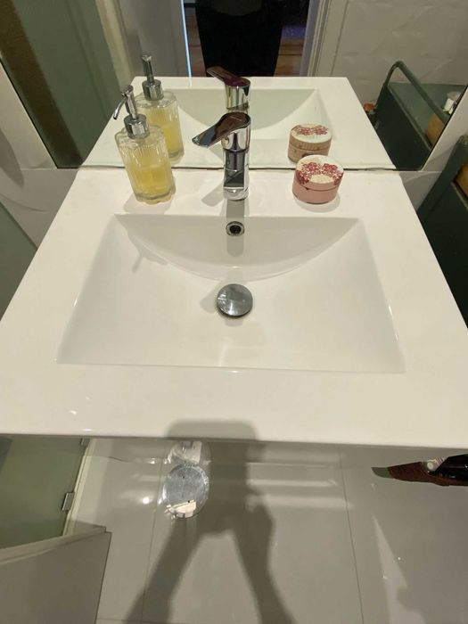 Móvel WC suspenso com lavatório, torneira e válvula. 60x47x69