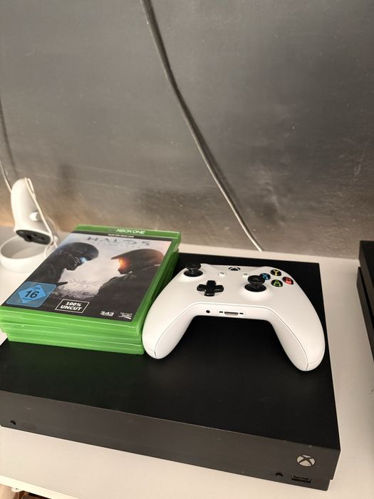 Konsola Xbox One X , pad + 3 gry