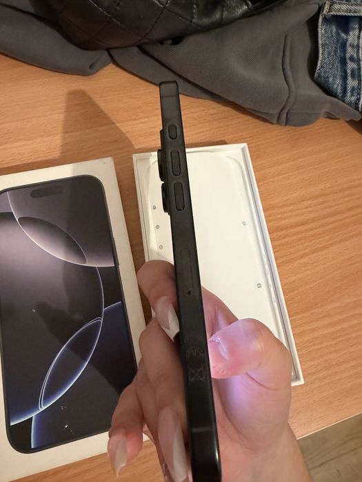 Nowy iPhone 16 Pro 128 GB w kolorze Black Titanium (czarny tytan)