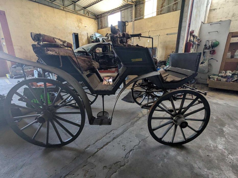 Carroça antiga de 4 lugares