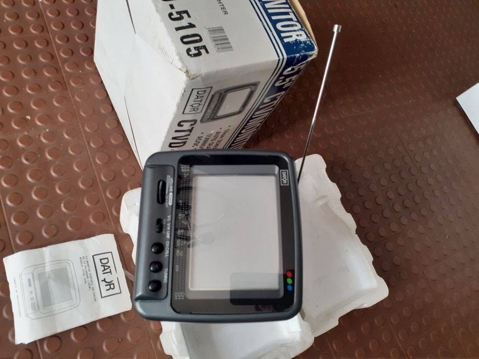 Televisão 12v com adaptador para isqueiro de carro e para 220v.