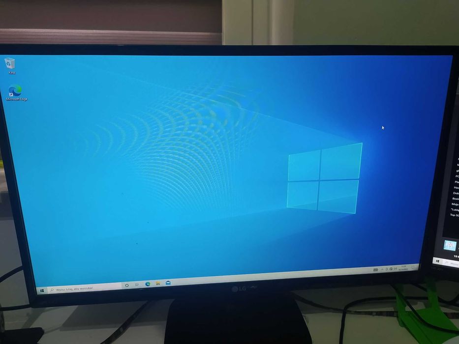 Komputer z monitorem