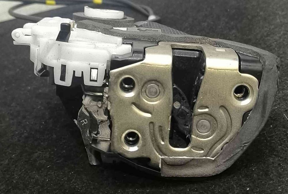 Fechadura / Fecho Porta Direito U20-14110 - TOYOTA YARIS