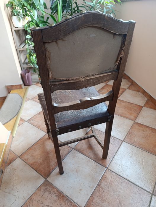 Pięknie zdobione, skórzane krzesła