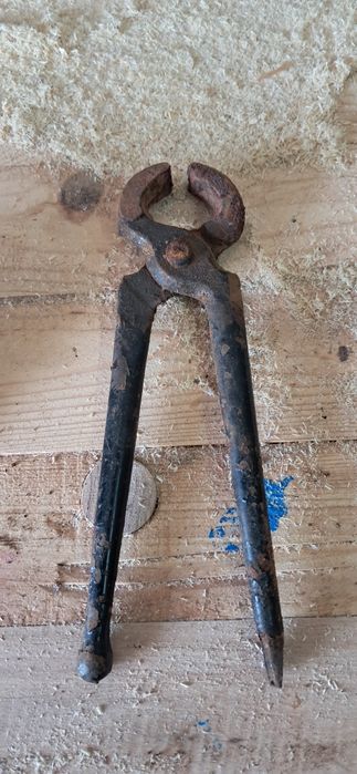 Vendo ferramentas antigas