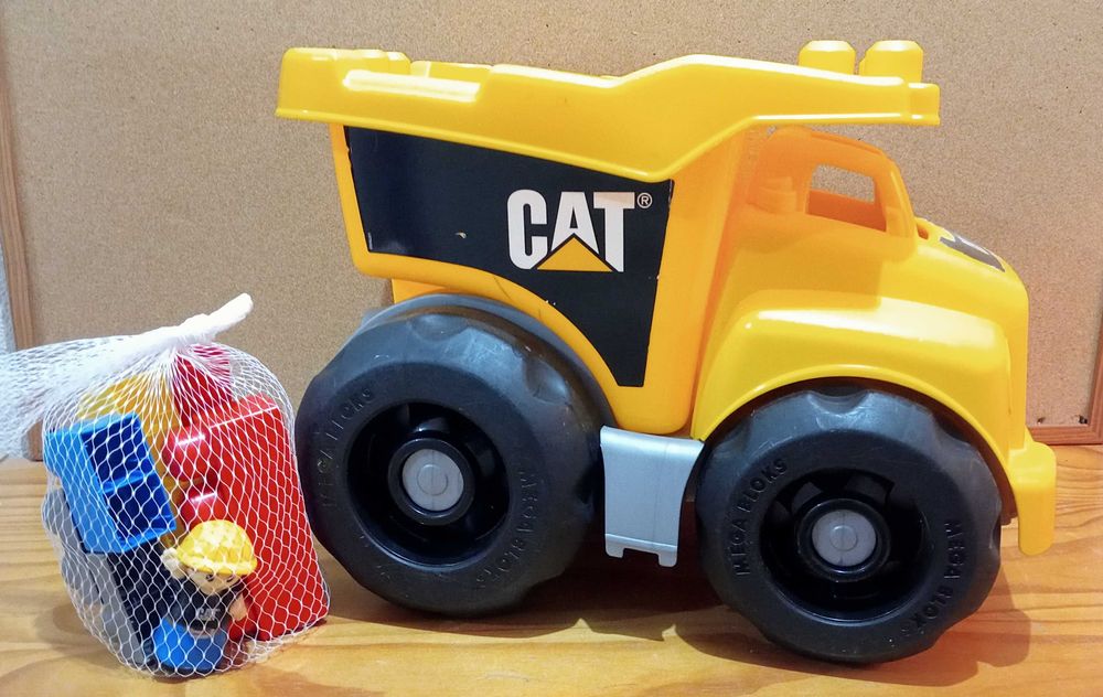 Camião basculante grande CAT.