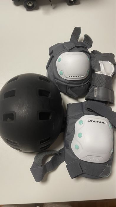 Vendo Patins numero 42 , capacete , caneleira e cutuveleira